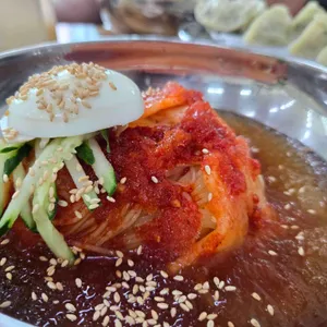 고래밀면 사진 1