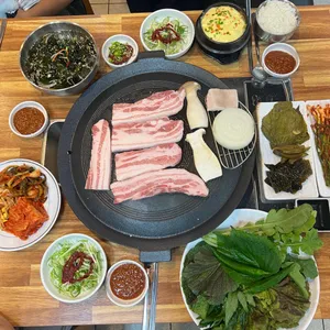 꿀꿀이솥뚜껑삼겹살 사진