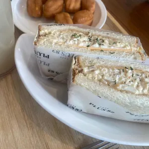 플러스82 대표 사진