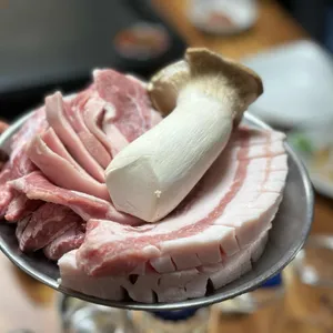 춤추는돼지 사진