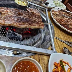 본가네 소와돼지 사진