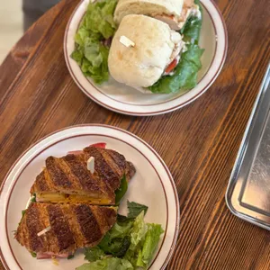 비플레이트 바이 브라운브레드 사진