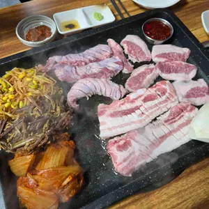 춤추는돼지 대표 사진