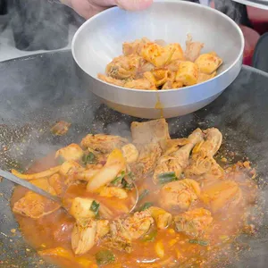 통큰솥뚜껑닭볶음탕 사진