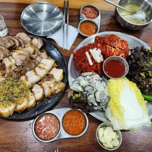 장수마늘보쌈 사진