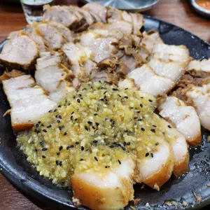 장수마늘보쌈 사진