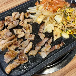 돈벼락김치삼겹살 사진