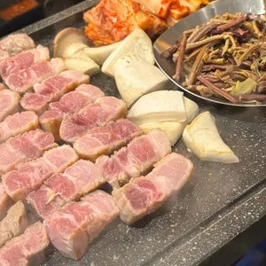 완백부대찌개 고사리꽃삼겹 사진