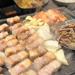 완백부대찌개 고사리꽃삼겹 사진