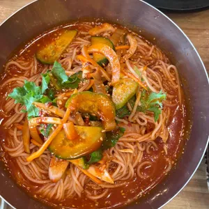 장비빔국수와 굴국밥보쌈 사진 1