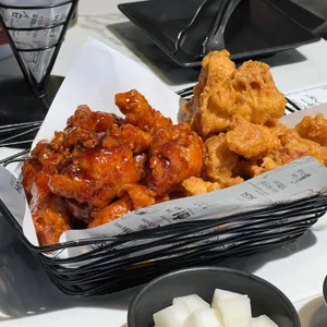 교촌치킨 사진