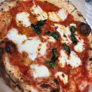 손으로 피자 사진 1