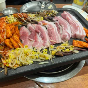 웅아범더덕삼겹살 대표 사진