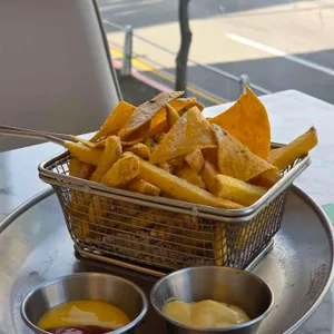 라라코스트 대표 사진