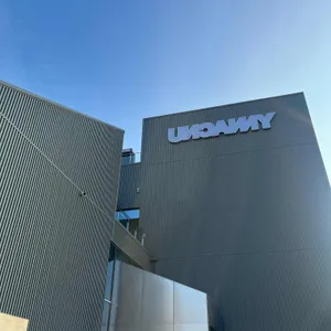 언캐니 대표 사진