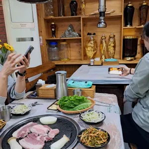 하누골먹돼지 사진