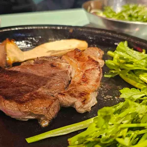 꾸석지돌판한우 사진