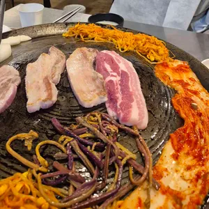 솥뚜껑삼겹살 사진