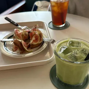 땡스투홀리데이 대표 사진