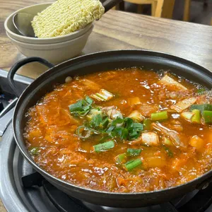 별난돼지김치찌개 & 뒷고기 대표 사진