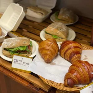 꽃피는 4월 밀익는 5월 사진