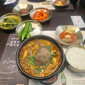 본흑염소능이삼계탕 사진 1