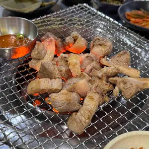 꽃돼지연탄구이 사진