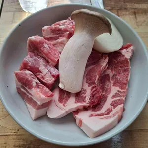 까망꿀꿀이 대표 사진