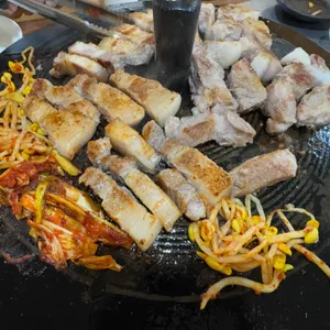 금왕솥뚜껑부대찌개삼겹살 대표 사진