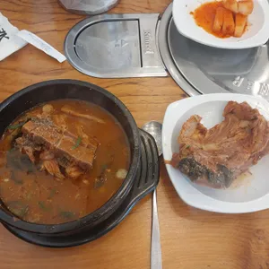 공들인감자탕 대표 사진