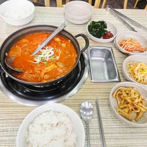 청천 통돼지 김치찌개 대표 사진