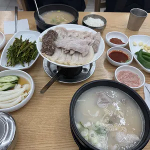 쌍둥이 돼지국밥 사진