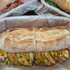 레일드 샌드위치 대표 사진