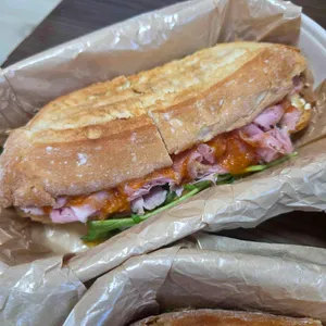 레일드 샌드위치 사진