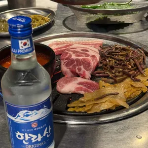 바다를 본 돼지 대표 사진