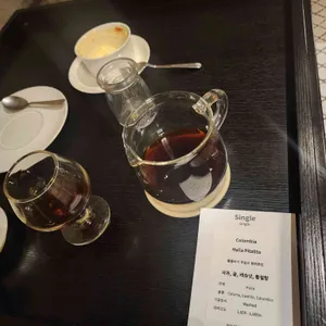 화이트셔츠 커피 사진 1