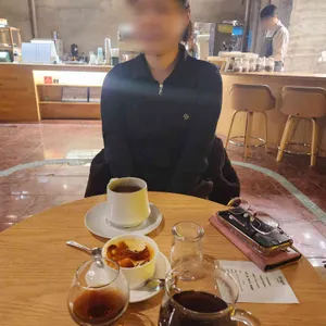 화이트셔츠 커피 사진