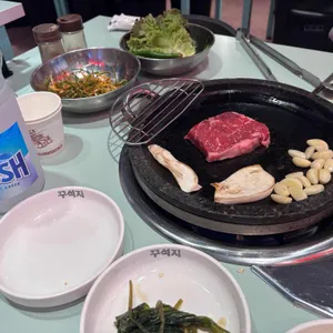 꾸석지돌판한우 사진