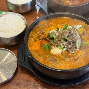 완뚝감자탕 사진