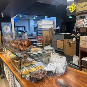 비플레이트 바이 브라운브레드 사진