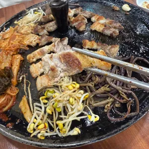 솥뚜껑김치삼겹살 사진