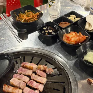 돼지전설 대표 사진