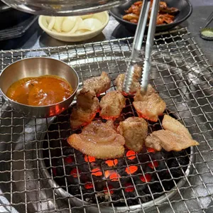 꽃돼지연탄구이 사진