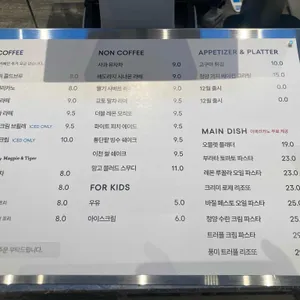 언캐니 리뷰 사진