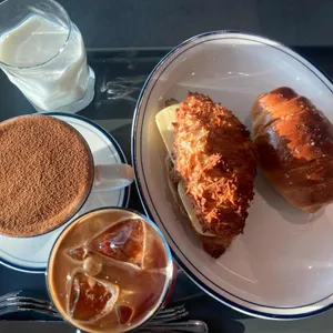 언캐니 대표 사진