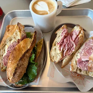 악토버 베이커리 대표 사진