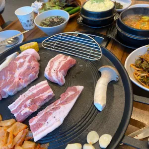 기찻길 옆 고기집 사진 1