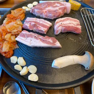 기찻길 옆 고기집 사진 2