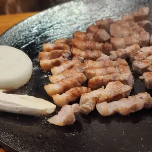 육즈비 대표 사진