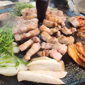 유정아 솥뚜껑오겹살 사진